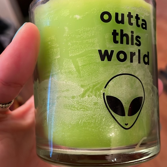 Free w/purchase 🛍 ALIEN CANDLE - Picture 3 of 3